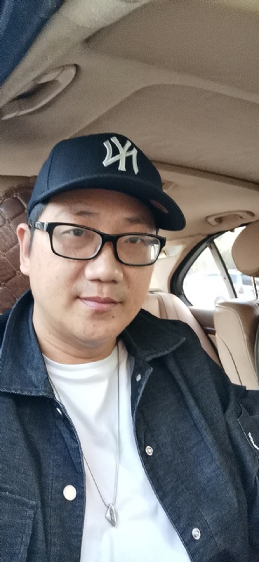 拥抱幸福的第一张照片--厦门相亲服务中心