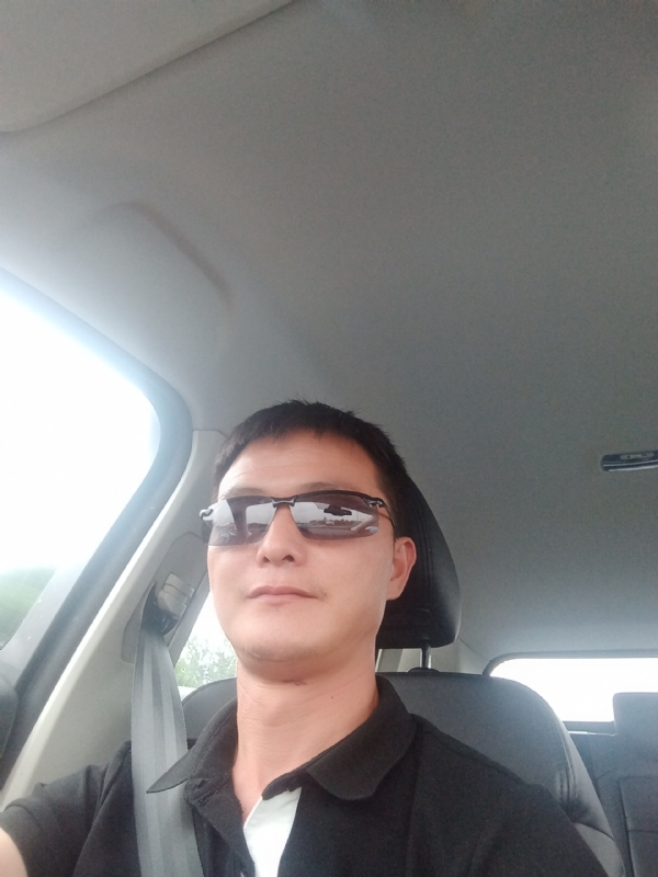 孤独的男人的第一张照片--厦门相亲服务中心