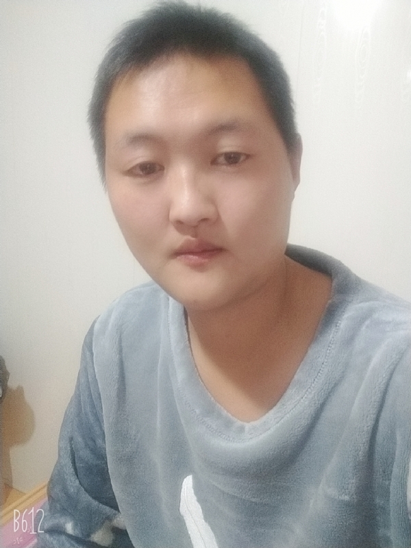 烟圈里透着伤的第一张照片--厦门相亲服务中心