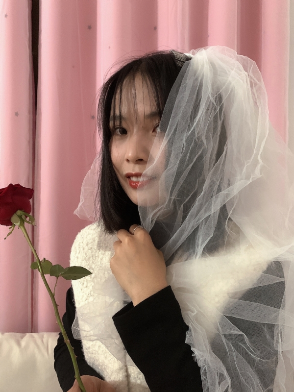 持紫菜包饭的女孩的第一张照片--厦门相亲服务中心